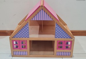Casa de bonecas em madeira