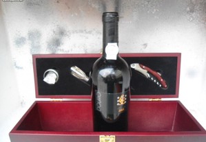 Caixa Madeira com acessórios e garrafa vinho tinto Reserva Douro 2001 SCE
