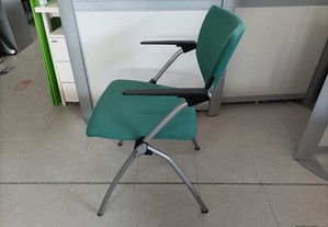 Cadeiras Formação / Auditório 4 Pés (c/ braços recolhíveis) - Tecido VERDE / Alumínio (Ref. 8410)