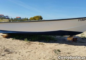 Barco de recreio Ockelbo, de 3,35m, com motor Yamaha de 2,5cv.