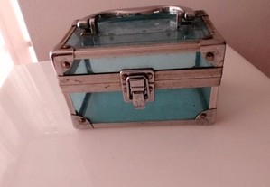 Mini maleta porta joias em acrílico e metal