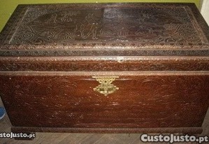Arca antiga trabalhada em madeira maciça 105x53 cm