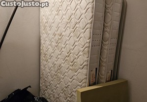 2 single beds with colchas