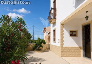 Moradia bi-familiar t4+2 com logradouro em alandroal