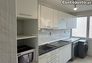Apartamento t2 com arrecadação, remodelado no carregado