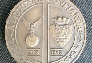 Medalha medalhão em metal com gravação A MUNDIAL . CONFIANÇA SEGUROS e Mundial Confiança 1979