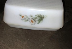 manteigueira branca com flores