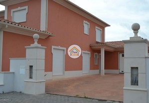 Moradia T7 situada em Casais da Bidoeira, Leiria