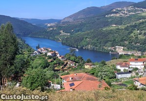 Moradia bifamiliar T2+T2 vista sobre o Rio Douro