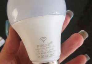 Lâmpada luz LED branca 12w com sensor NOVA