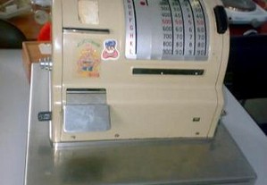 Máquina registadora antiga a funcionar HUGIN