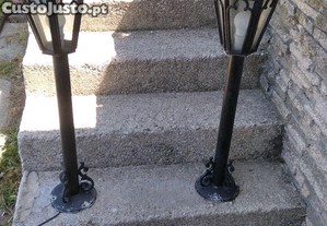 Candeeiros de jardim em alumínio.