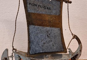 Barco rabelo antigo em bronze