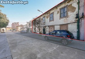 Moradia Com Terreno Situada Na Praça Principal...