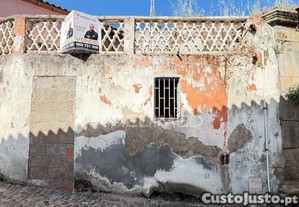 Moradia com terraço, para reabilitação, no centro histórico de mirandela