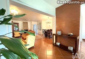 Moradia em banda T5 em Corroios de 155,4 m²