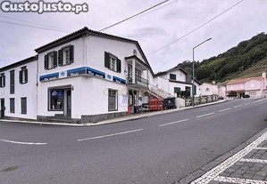 Moradia com Negcio e Alojamento Local   nica em Zona Central