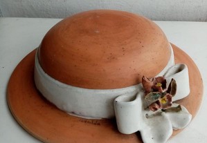 chapéu: decorativo, em cerâmica, 32 cm, assinado