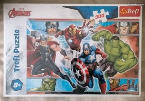 Puzzle com 300 pcs com a imagem dos heróis Avengers da Marvel rigorosamente em estado Novo