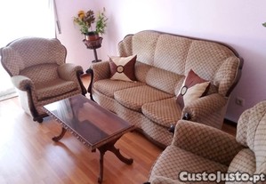 Sofà e 2 poltronas com mesa