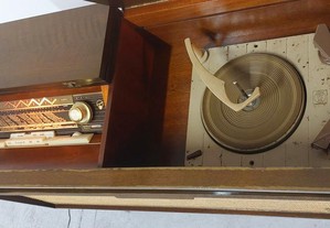 Móvel rádio e gira discos antigo da Blaupunkt