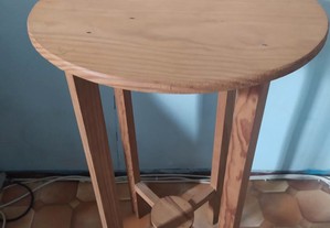 Mesa em madeira redonda