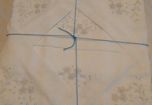 Conjunto de lencinhos de mão bordados (Antiguidades)