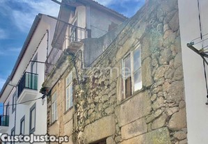 Duas Casas Em Ruinas, Em Banda, 3 Pisos,...
