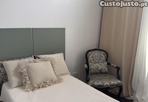 Quarto a estudante/professor inserido em moradia frente ao portão lateral da UAC