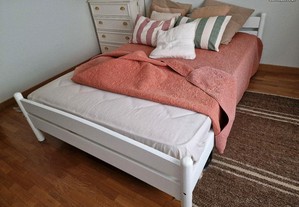 Conjunto de cama 2 mesas de cabeceira e colchão
