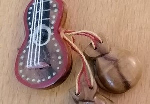Alfinete de lapela com guitarra miniatura e castanholas