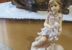 Estatueta Criança, em osso, pintura a cru, branco - Medidas: Base 9 X 7 cm Altura: 15 cm