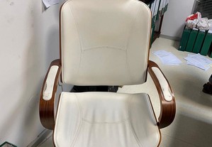 cadeira branca de escritório com rodas