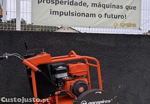 Cortador de asfalto com depósito de água