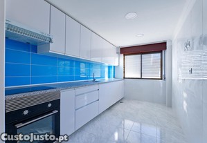 Amadora T2 -- 3 ass--1º Andar com garagem ( BOX) totalmente renovado