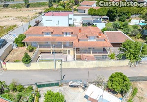 Moradia V8 Luxuosa-7 suítes privativas-Piscina