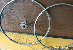 Rodas antigas para bicicleta. falta o cubo traseiro