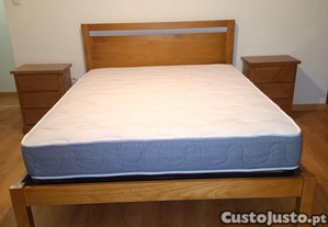 Cama de Casal + Estrado e 2 Mesas de Cabeceira