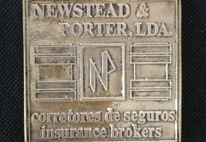 Medalha medalhão em metal com gravação da empresa de corretores de seguros newstead & porter, lda