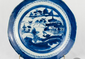 Prato oitavado porcelana da China, decoração Cantão, paisagem e pagodes, Qianlong séc. XVIII