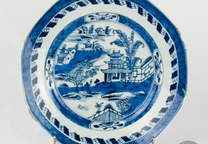 Prato oitavado porcelana China, decoração paisagem e pagodes, Qianlong séc. XVIII