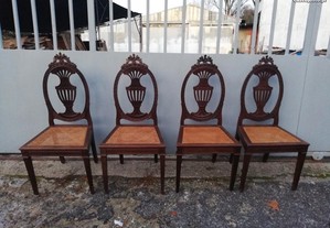 Conjunto de quatro cadeiras antigas em palhinha