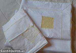 Lençóis vintage com fronha, com aplicações de renda e bordados em cor amarelo