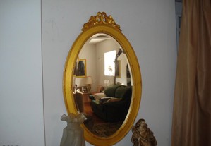 Espelho ovalado em talha dourada para decoração de sala, quarto, outros