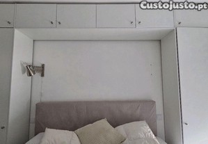 Guarda-roupa com prateleiras superiores