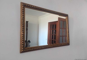 Espelho dourado antigo.