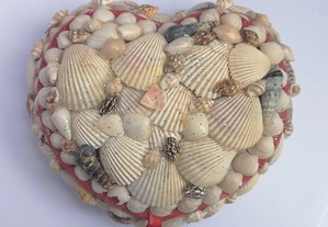 Guarda-jóias artesanal com conchas