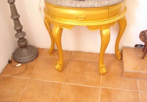 Mesa em talha dourada, ovalada, com pés formato leão. Tampo pedra mármore