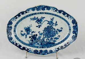 Travessa oval com bordo recortado porcelana da China, decoração floral, Qianlong séc. XVIII