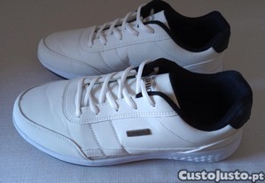 Tenis brancos. Bom preo. N 42